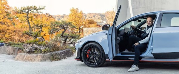 Hyundai IONIQ 6 N i Manfred Harrer, predsjednik i voditelj odjela za istraživanje i razvoj Hyundai Motor Grupe