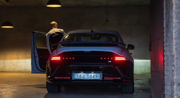 Hyundai IONIQ 6 N i Manfred Harrer, predsjednik i voditelj odjela za istraživanje i razvoj Hyundai Motor Grupe