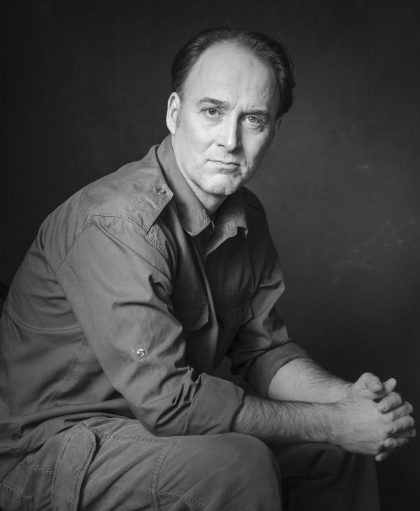 Biti u čoporu hijena, a imati precizan stav i kritičko mišljenje o svemu – i uvijek ga iznositi bez zadrške? Moguće, ali u zemlji Dembeliji