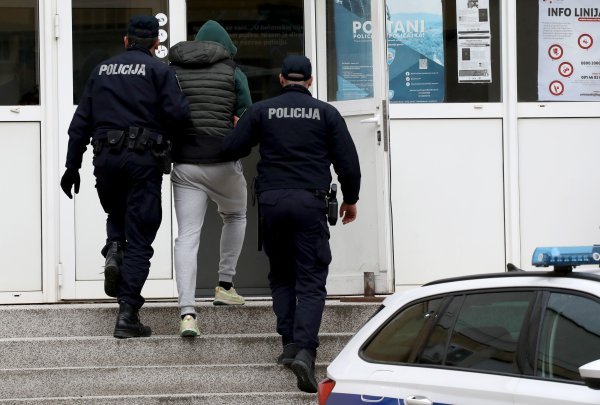 Splićanin koji je napao policajce optužen za pokušaj ubojstva: Završio na psihijatriji