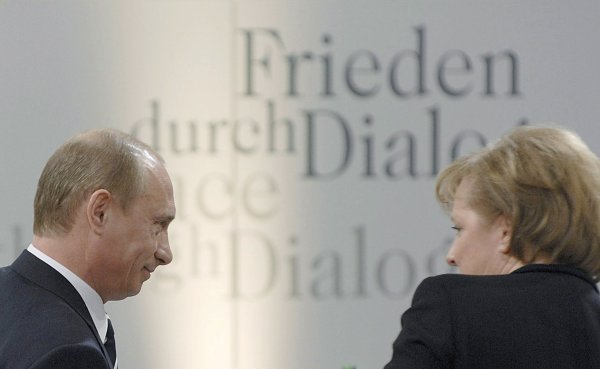 Vladimir Putin i Angela Merkel na Minhenskoj sigurnosnoj konferenciji 2007. pod sloganom 'Mir kroz dijalog'