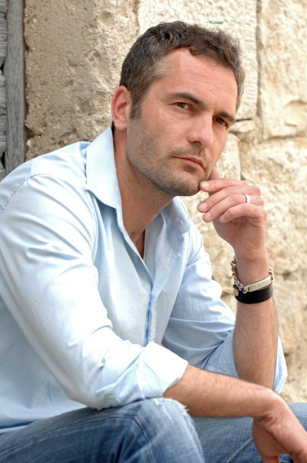 Alan Blažević podrijetlom je iz Stobreča. Najranije djetinjstvo proveo je u Splitu, a s pet godina se s roditeljima preselio u Njemačku 