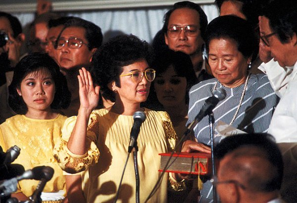 Corazon Aquino priseže kao predsjednica Filipina