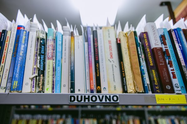 Dio ponude duhovnih knjiga u zatvoru