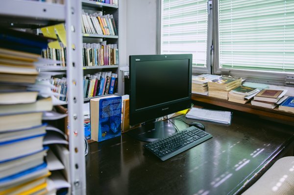 Korištenje računala dozvoljeno je zatvorenicima, ali uz strog nadzor