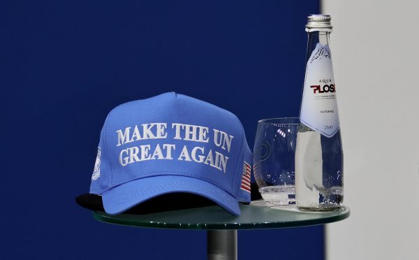 Kapa s natpisom 'Učinimo UN ponovno velikim. Američki veleposlanik Mike Waltz naglasio je da će Trump učiniti UN-u ono što čini NATO-u, prisiliti ga da djeluje i sredi svoje financije.