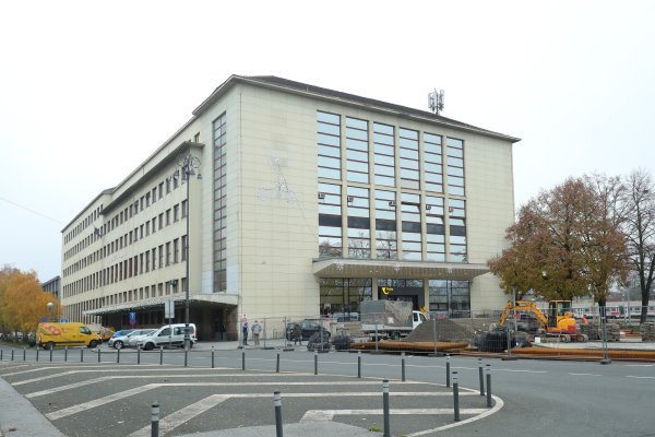 Zgrada Hrvatske pošte pored Glavnog kolodvora