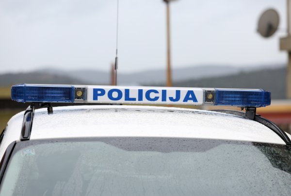 Bježao policiji, autom krenuo na policajca pa iz auta bacao sumnjive paketiće