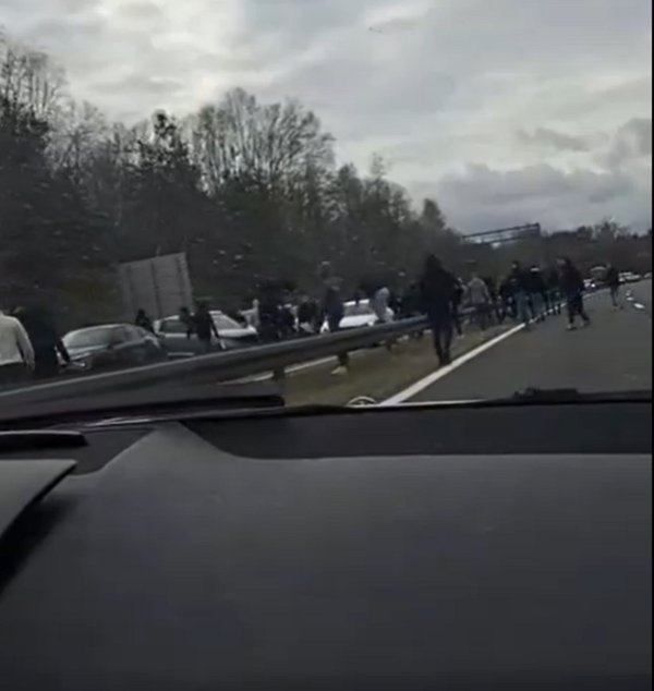 Pogledajte kako je policija u posljednji trenutak na autocesti spriječila obračun Torcide i Ultrasa