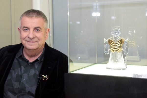 Ivica Propadalo sa statuom Dore