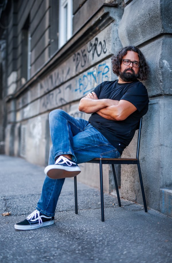 Tito, koji je držao sustav na okupu, umro je. Partija je slabila, entropija je odradila svoje