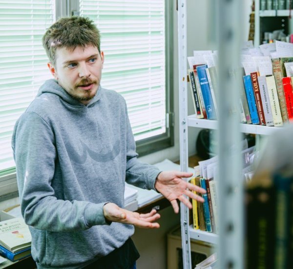 Naš reporter u obilasku zatvorske knjižnice koja s preko 6000 naslova nudi šaroliku literaturu za čitanje, kako za kraćenje vremena, tako i za rehabilitaciju