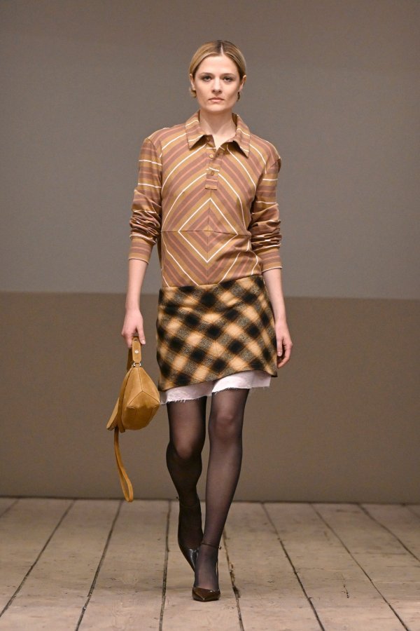 Louisa Jacobson na reviji brenda Eckhaus Latta