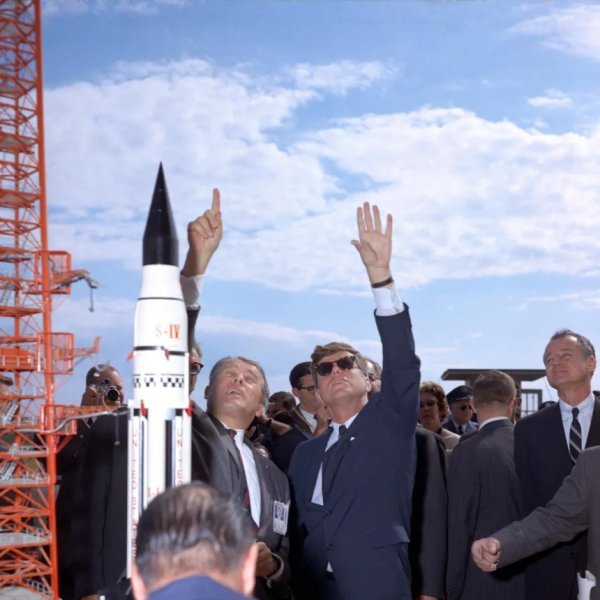 Wernher von Braun, direktor NASA-inog Centra za svemirske letove Marshall, i predsjednik John F. Kennedy u Cape Canaveralu u studenom 1963.