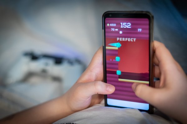 Djeca ne bi trebala biti na mobitelu