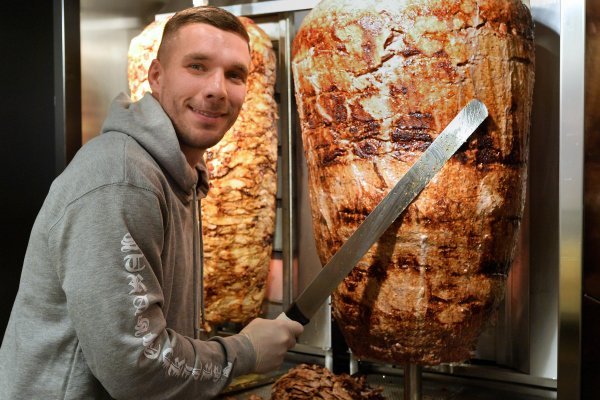 Lukas Podolski na otvaranju svoje prve kebabdžinice u Kölnu 2018.