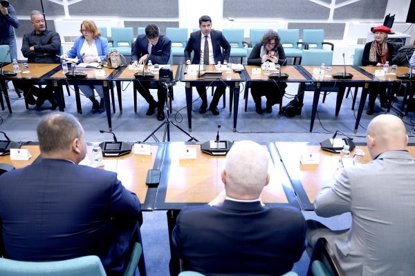 Okrugli stol u Saboru o izgradnji pilećih mega farmi u Sisku