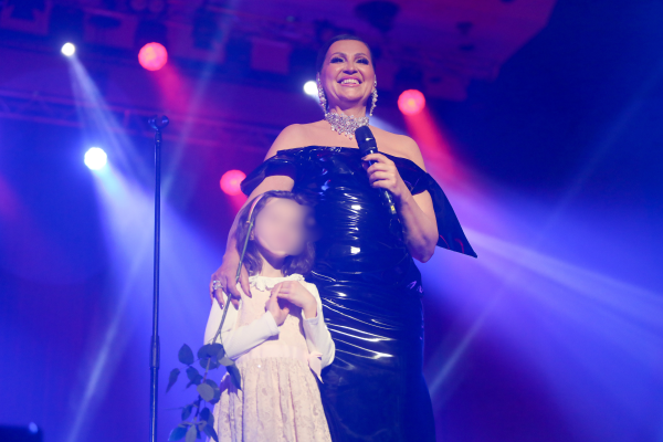 Djevojčica ukrala show na koncertu Nine Badrić: Dala joj je neočekivan poklon