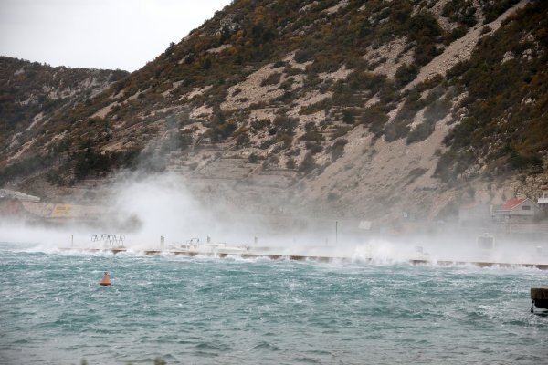 Jak vjetar i opasnost od odrona: Zabrana prometa na dijelu Jadranske magistrale