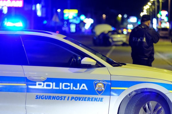 U Puli pijana rušila sve pred sobom: Padali su znakovi, stupići...