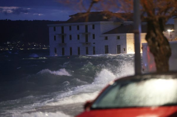 Olujno jugo u Kaštel Starom