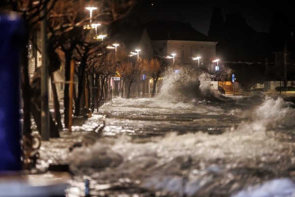 Plimni val, Kaštela