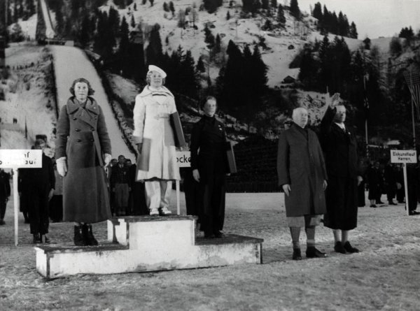 Sonja Henie na pobjedničkom postolju u Garmisch-Partenkirchenu