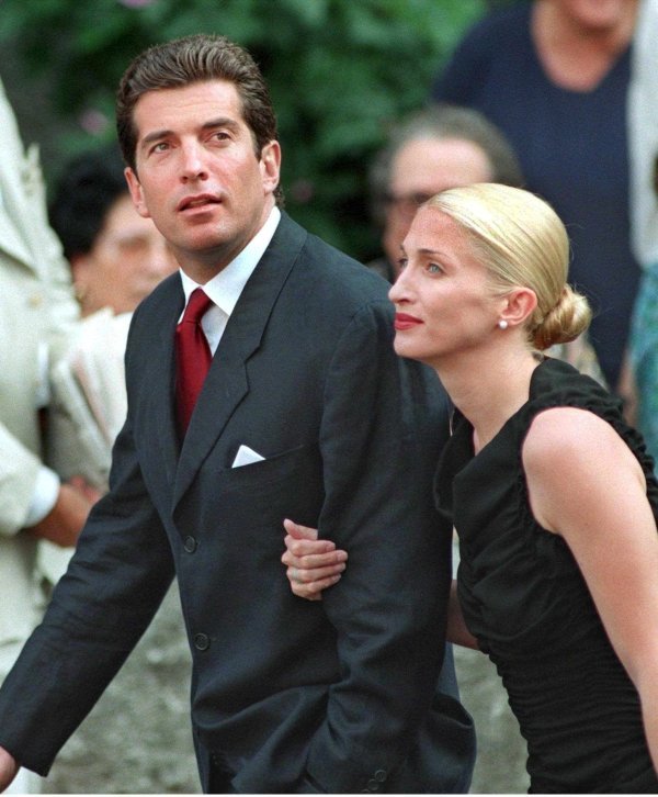 Nova serija romantizira brak JFK-a Jr., no prijatelji tvrde da je Carolyn Bessette izvukla deblji kraj