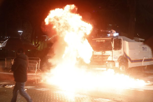 Ponovno zakuhalo u Tirani: Ovako izgleda ulični rat između policije i oporbenih prosvjednika