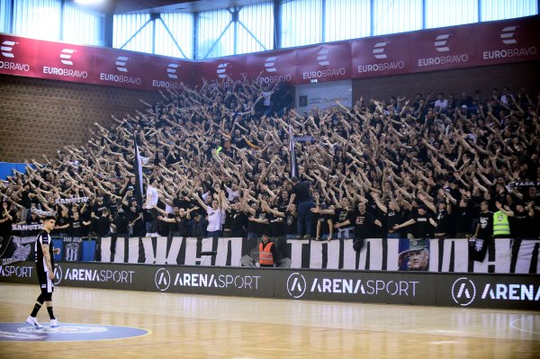 Kaos u Nišu: Grobari uzrokovali prekid utakmice Partizana, letjeli upaljači