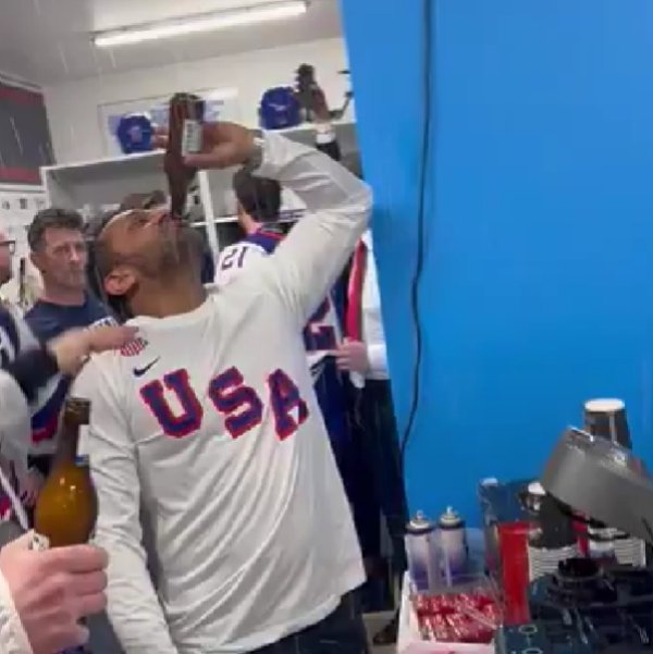 Snimka iz svlačionice izazvala bijes u SAD-u: Pogledajte tko slavi s olimpijskim prvacima