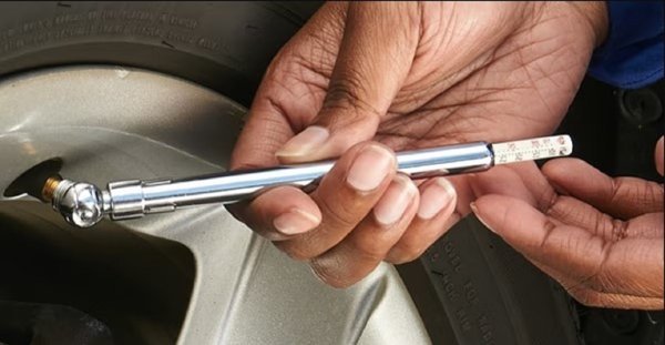 Ručni mjerač tlaka zraka u gumama