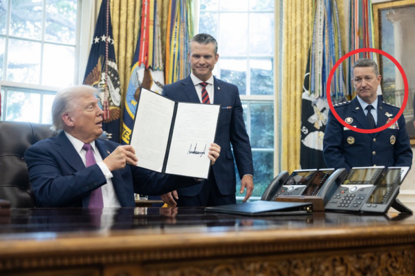 Donald Trump, Pete Hegseth i Dan Caine (u krugu)