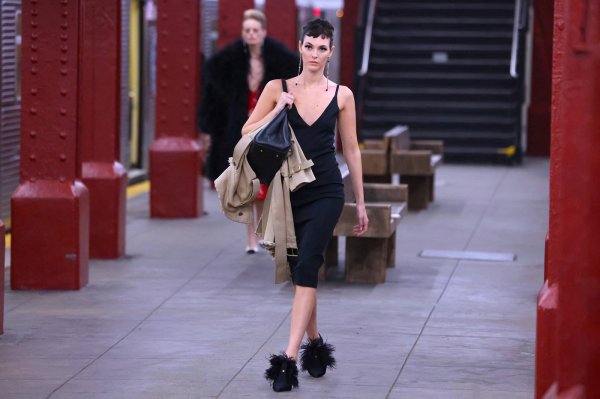 Tako obična, a svi su ludi za njom: Zašto najpoželjnija torba 2026. skriva svoj kultni logo?