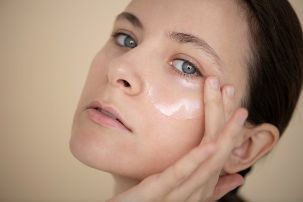 Jedna od najčešćih pogrešaka je da se nakon čišćenja lica čeka predugo prije nanošenja seruma ili kreme