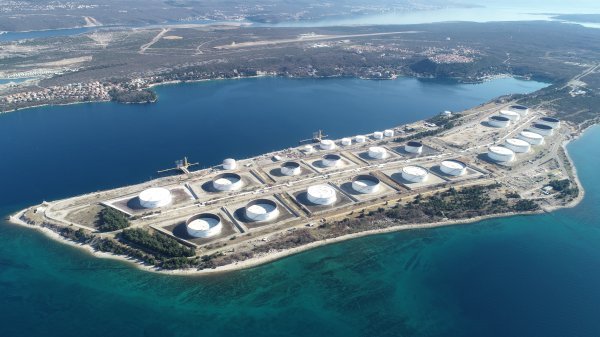 Terminal Omišalj je najveća hrvatska luka za prihvat nafte i LNG-ja