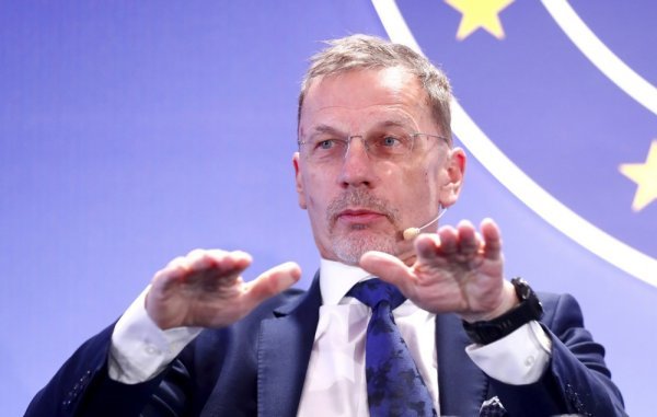 Vujčić o osobnim financijama: 'AI-ju ne treba slijepo vjerovati'