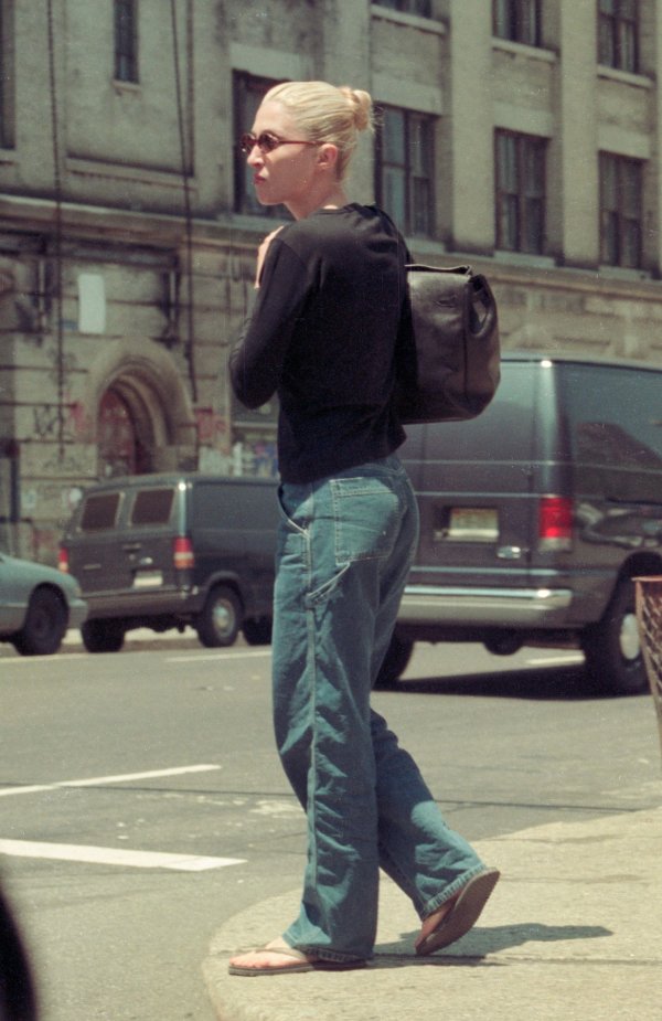 Serija o Kennedyjevima pokrenula stari trend, a traperice Carolyn Bessette sad svi žele