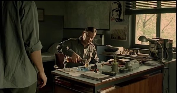 Karaula je urnebesan film, ali ne, instruktor vas neće maltretirati i držati u vojarni da bi prikrio svoju spolnu bolest