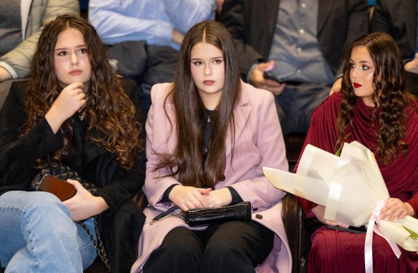 Thompsonove kćeri i supruga zablistale na premijeri filma u Splitu: Prvi javni izlazak blizanki