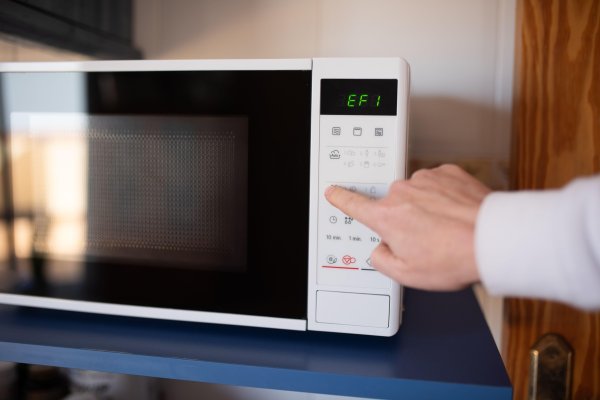 Koliko su sigurna gotova jela iz mikrovalne? Novo izvješće otvara ozbiljna pitanja