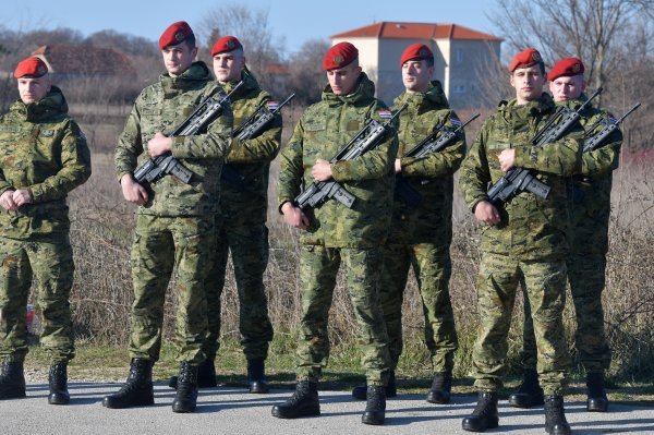 Rukovanje i korištenje oružja vojni je standard