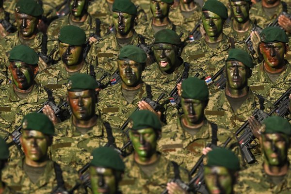 Vojna obuka naučit će mlade generacije ponašati se na bojišnici, između ostalog kako kamuflirati lice za borbeno djelovanje