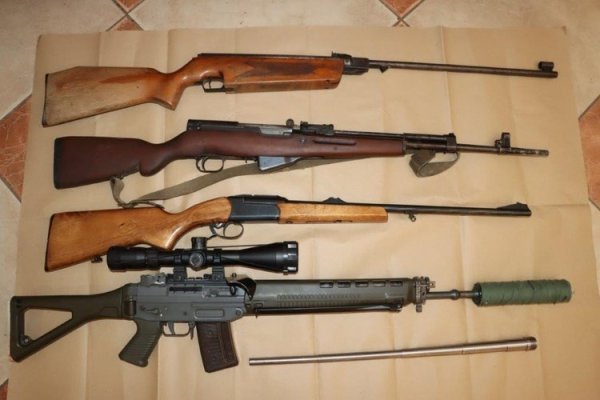 Dvojica muškaraca u kući čuvala oružje, policija ih pritvorila