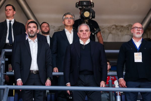 Andrej Plenković sa sinovima Ivanom i Marijom na utakmici