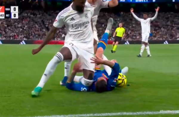 Pogledajte kako igrač Reala koljenom udara suparnika u glavu: Nije dobio ni žuti