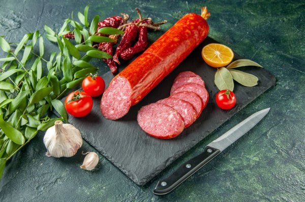 Ultra-prerađeno meso, poput salame, može sadržavati kemijske konzervanse