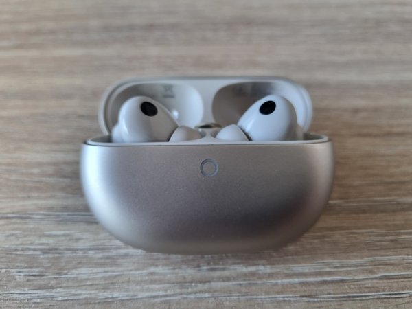 Zvuče dobro, ne cure iz ušiju i ne kompliciraju: Isprobali smo Huawei Freebuds Pro 5