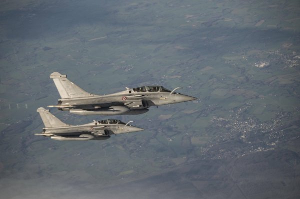 Francuska poslala svoje moćne avione u Emirate: Uključuju li se u sukob?