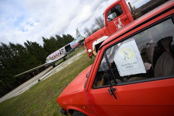 Napušteni vojni kompleks u Željavi